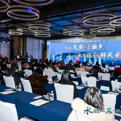 高考作文与现代网络作文对比分析：形式、内容与受众